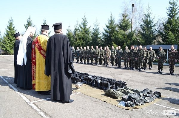 Волинські священики подарували форму військовим. ФОТО