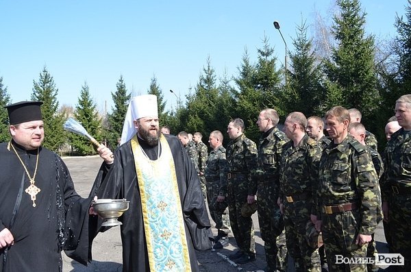 Волинські священики подарували форму військовим. ФОТО