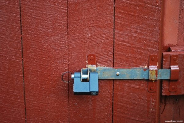 «Бої» за партійний офіс в Луцьку: виламані двері, вирвані замки. ФОТО. ВІДЕО