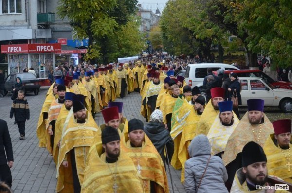 Священнослужителі пронесли через центр Луцька церковні святині. ФОТО