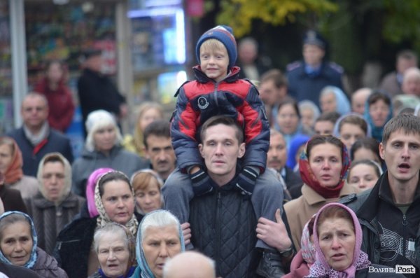 Священнослужителі пронесли через центр Луцька церковні святині. ФОТО