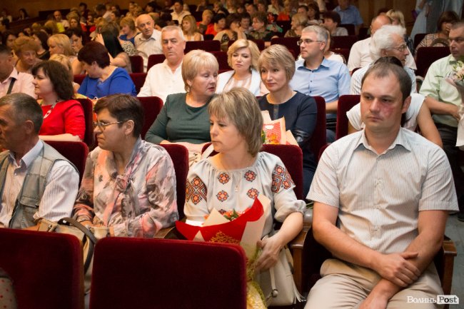 Квіти, подяки та музичний концерт: волинських медпрацівників привітали з професійним  святом