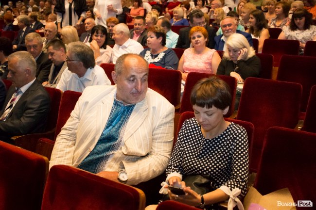 Квіти, подяки та музичний концерт: волинських медпрацівників привітали з професійним  святом