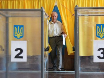 Нестача виборчих скриньок і голосування поза кабінками: на Волині фіксують нові порушення