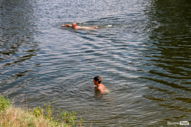 Стир, фонтани і вуличні душі: як у Луцьку рятуються від спеки. ФОТО