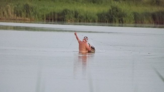 Чинив опір та шарпав інспектора за одяг: на Волині затримали рибного браконьєра