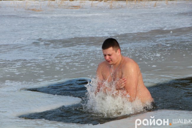 Поліцейські, депутати і підприємці: хто у крижану купіль волинського озера пірнав. ФОТО