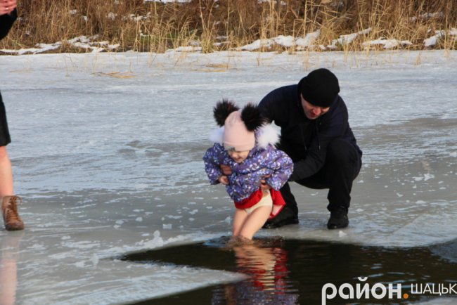Поліцейські, депутати і підприємці: хто у крижану купіль волинського озера пірнав. ФОТО