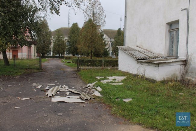 Буревій у Іваничах познімав дахи з будинків