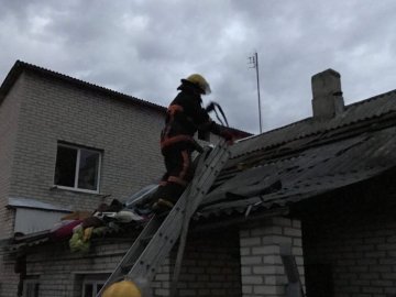 У постраждалих порізані вени й обпечене тіло: у Луцьку горів будинок. ФОТО