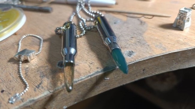 Кулони із гільз та бруківка зі срібла: луцький ювелір виготовляє унікальні прикраси