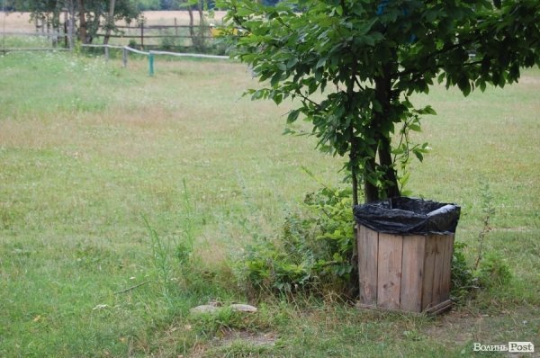 Біля кожної альтанки стоїть смітник