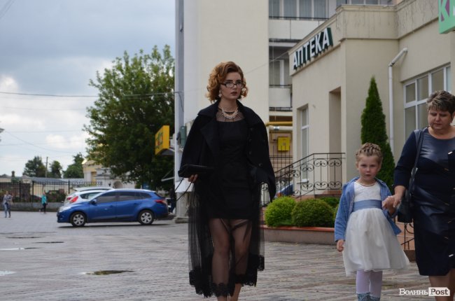 Елегантні сукні та маленькі клатчі: у що вбрались луцькі випускниці. ФОТО