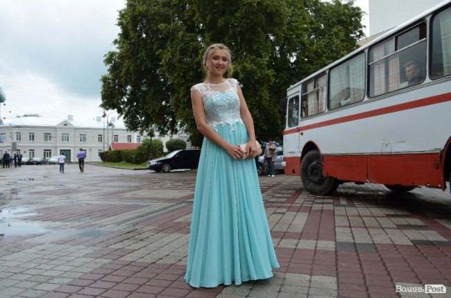 Елегантні сукні та маленькі клатчі: у що вбрались луцькі випускниці. ФОТО