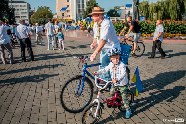 Усміхнені та у вишиванках: лучани розпочали святкування Дня Незалежності велопробігом. ФОТО
