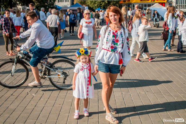 Усміхнені та у вишиванках: лучани розпочали святкування Дня Незалежності велопробігом. ФОТО