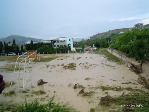 У Криму селом пронісся потік з бруду та сміття. ФОТО