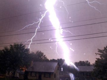 На Волині блискавка підпалила сарай