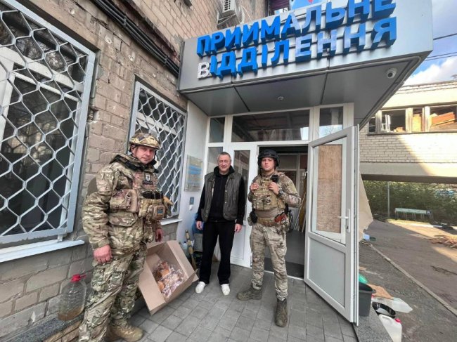 Поліцейські розвозять хліб жителям Авдіївки, яку стирають з лиця землі