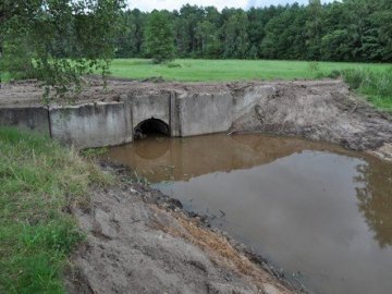 Волинянин трактором викрав плити з меліоративної канави