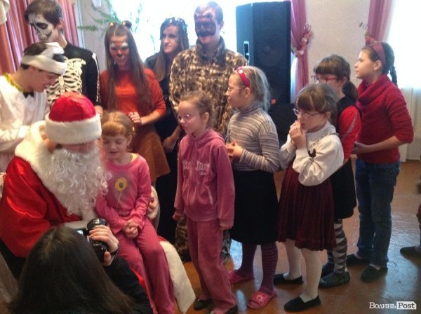 Спілкування - це найголовніше: помічники Миколая подарували новорічне свято дітям у Крупі. ФОТО 
