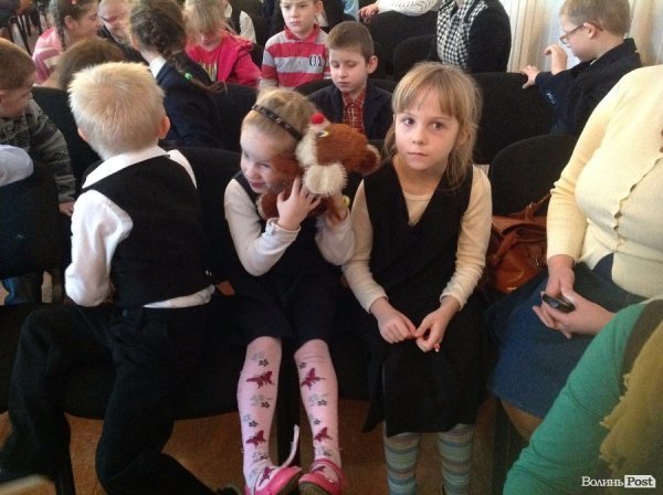 Спілкування - це найголовніше: помічники Миколая подарували новорічне свято дітям у Крупі. ФОТО 