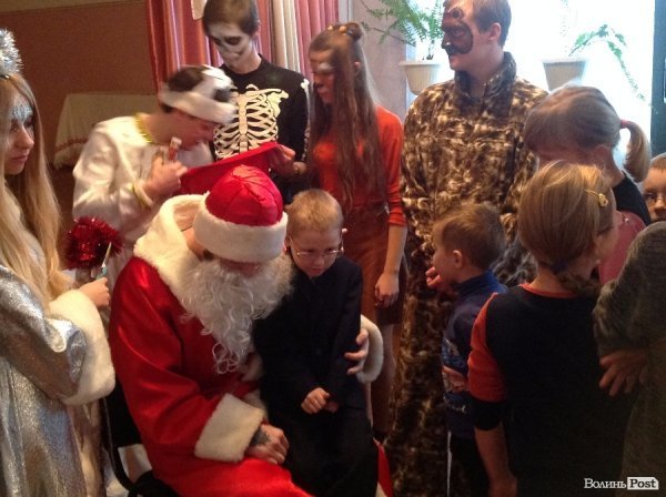 Спілкування - це найголовніше: помічники Миколая подарували новорічне свято дітям у Крупі. ФОТО 