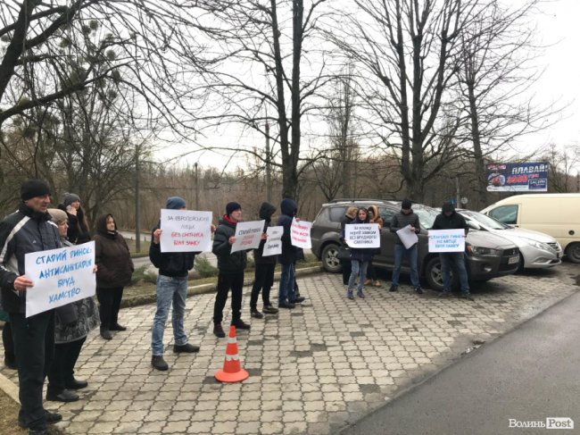 У Луцьку під судом влаштували акцію за знесення Старого ринку
