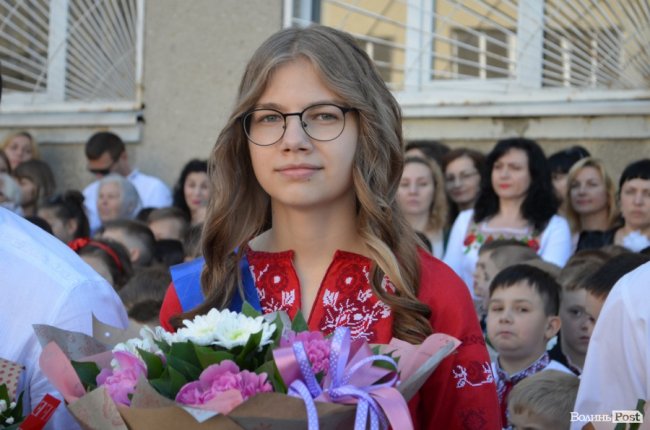 Школо, прощай: у луцькій школі №9 пролунав останній дзвоник. ФОТО