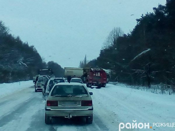 Поблизу Рожища – аварія: вантажівка злетіла у кювет