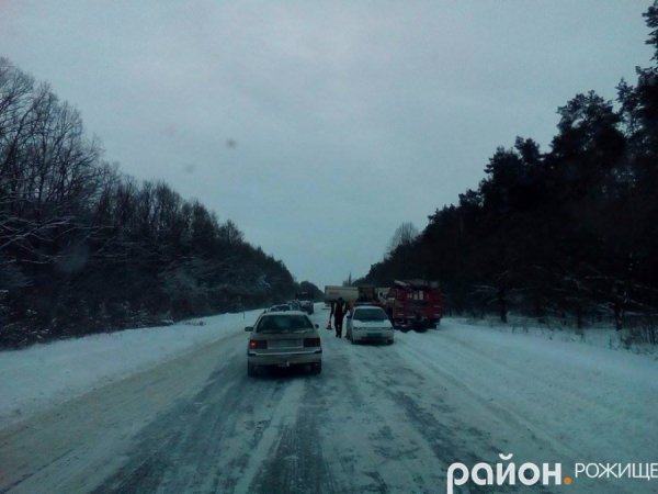 Поблизу Рожища – аварія: вантажівка злетіла у кювет