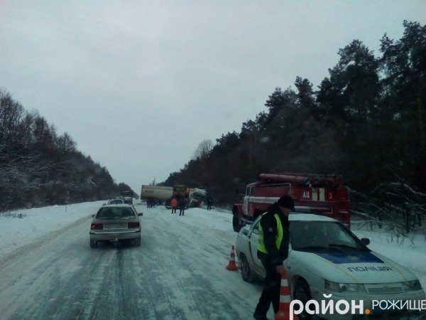 Поблизу Рожища – аварія: вантажівка злетіла у кювет