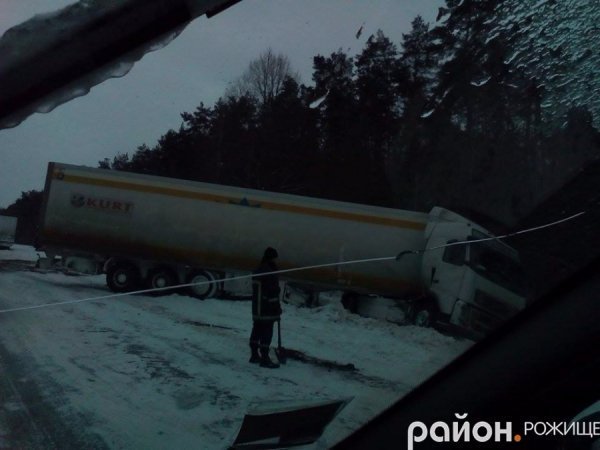 Поблизу Рожища – аварія: вантажівка злетіла у кювет