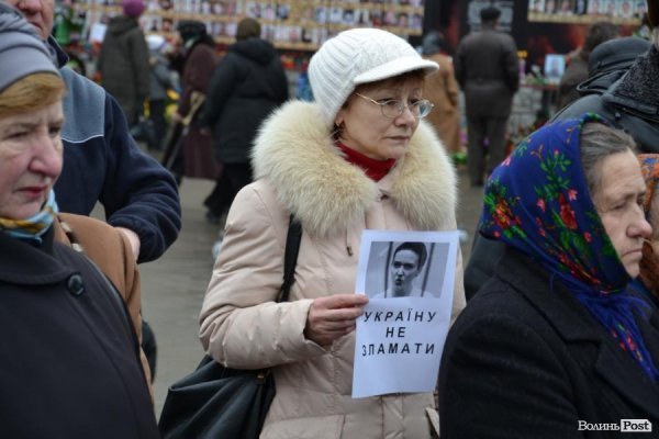 У центрі Луцька - флешмоб на підтримку Надії Савченко. ФОТО