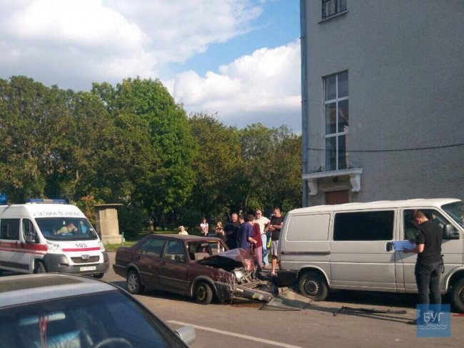На Волині Volkswagen влетів у припаркований бус. ФОТО
