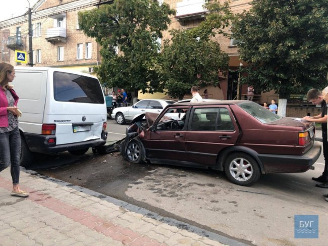 На Волині Volkswagen влетів у припаркований бус. ФОТО