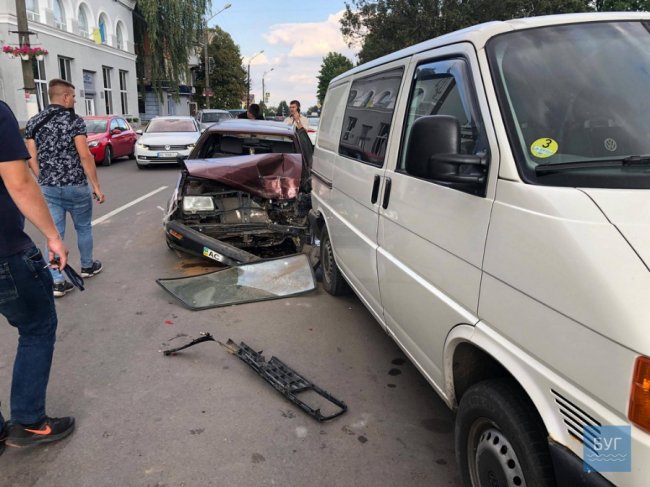 На Волині Volkswagen влетів у припаркований бус. ФОТО