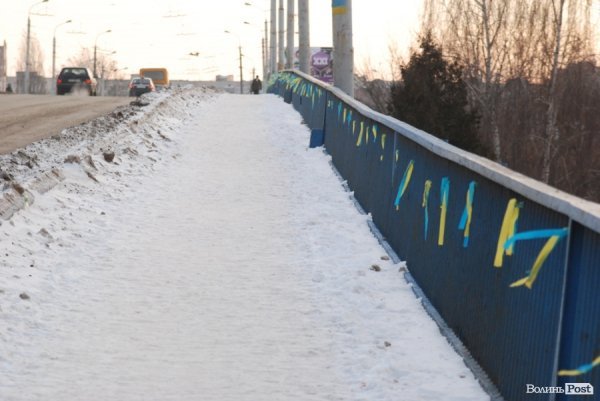 Луцький міст прикрасили синьо-жовтими стрічками. ФОТО
