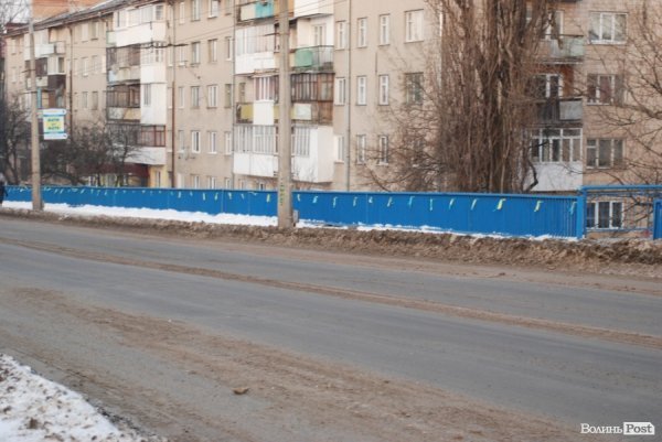 Луцький міст прикрасили синьо-жовтими стрічками. ФОТО