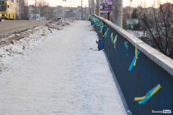 Луцький міст прикрасили синьо-жовтими стрічками. ФОТО