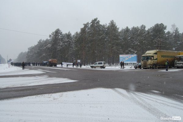 На Волині люди перекрили міжнародну трасу. ФОТО