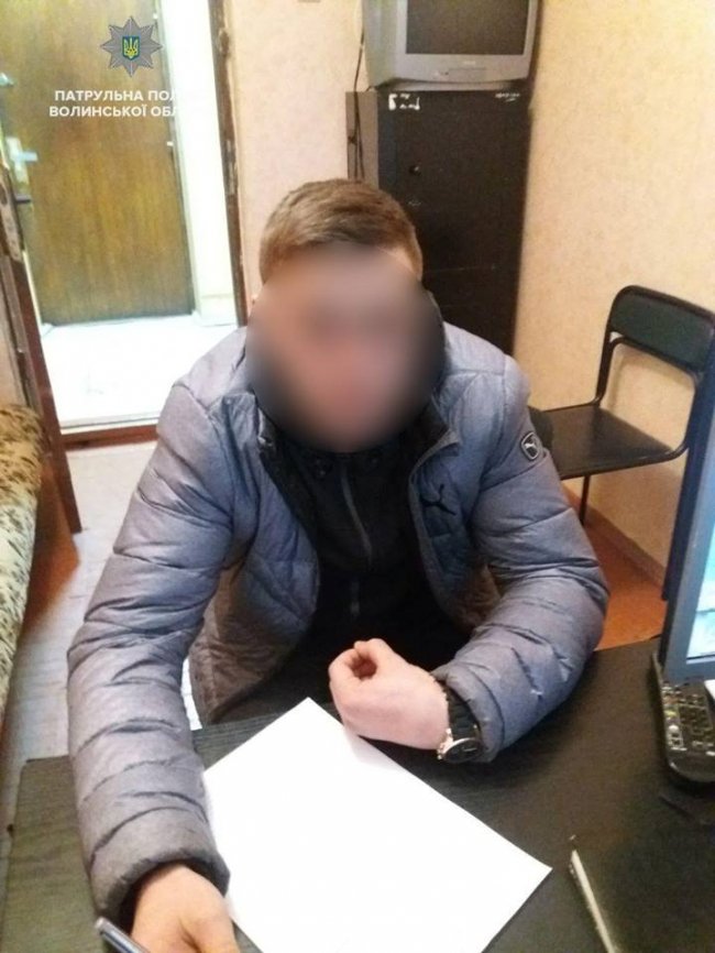 Хлопчаки з гумовим членом хотіли пожартувати з луцьких патрульних. ФОТО