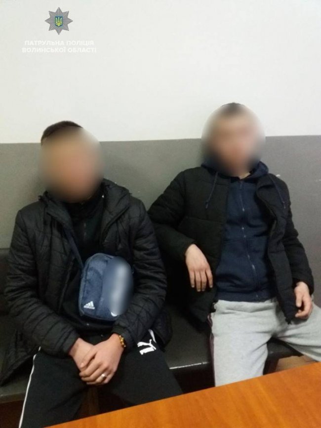 Хлопчаки з гумовим членом хотіли пожартувати з луцьких патрульних. ФОТО