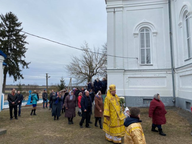 У селі на Волині, де віряни «воювали» за храм,  священники ПЦУ провели першу літургію. ФОТО
