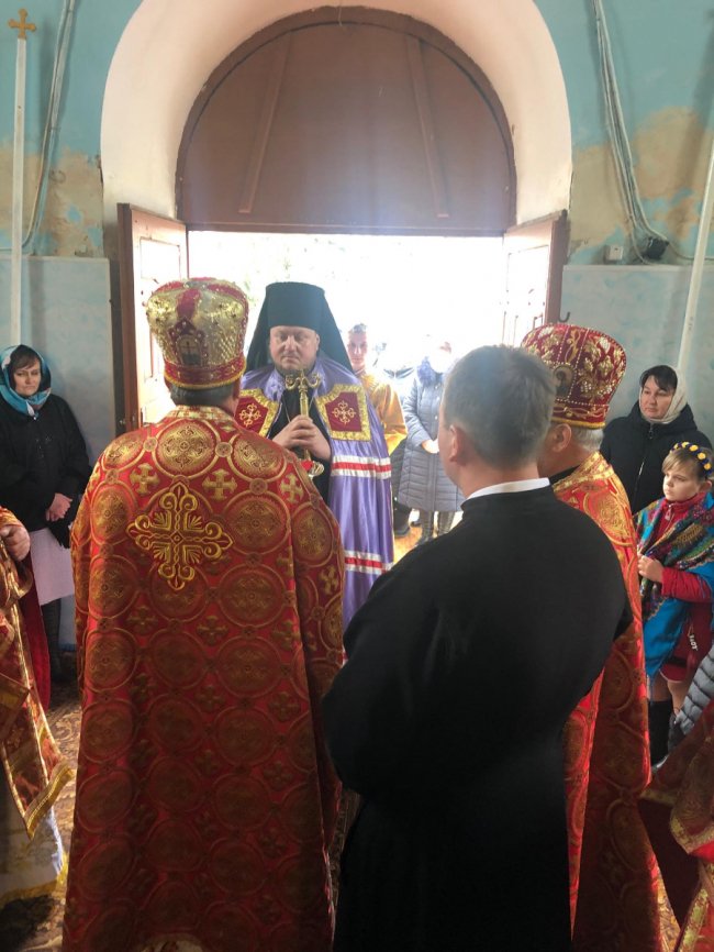 У селі на Волині, де віряни «воювали» за храм,  священники ПЦУ провели першу літургію. ФОТО