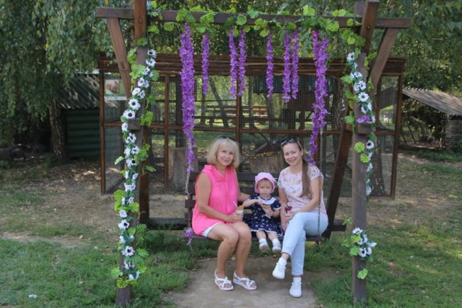 Фотографуються і їдять морозиво: відвідувачі луцького зоопарку на День Незалежності. ФОТО