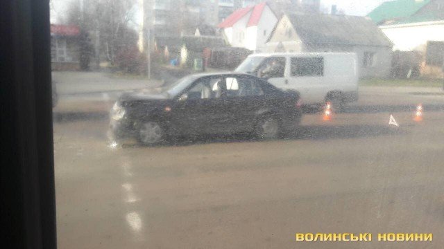 Аварія в Луцьку: не розминулися легковики. ФОТО