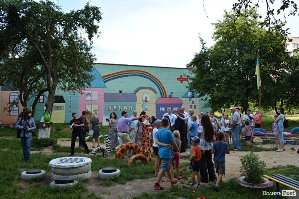 У Луцьку відремонтували тротуари, а в дворах залишили діри в асфальті. ФОТО