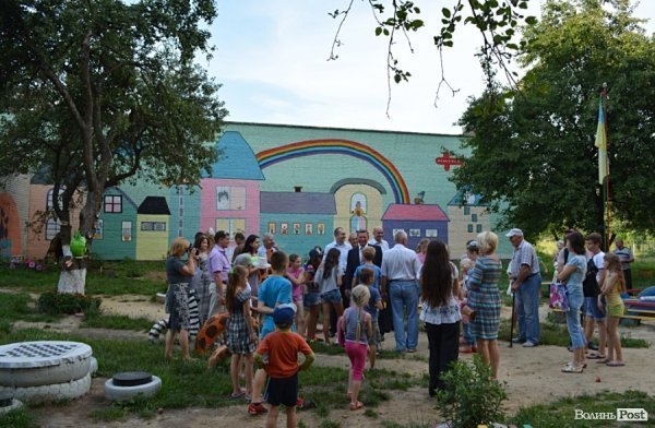 У Луцьку відремонтували тротуари, а в дворах залишили діри в асфальті. ФОТО