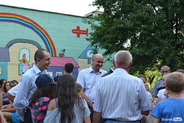 У Луцьку відремонтували тротуари, а в дворах залишили діри в асфальті. ФОТО